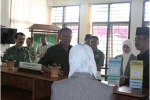 Wakil Bupati Kuningan, H Acep Purnama SH MH saat menjinjau kantor pelayanan satu pintu.